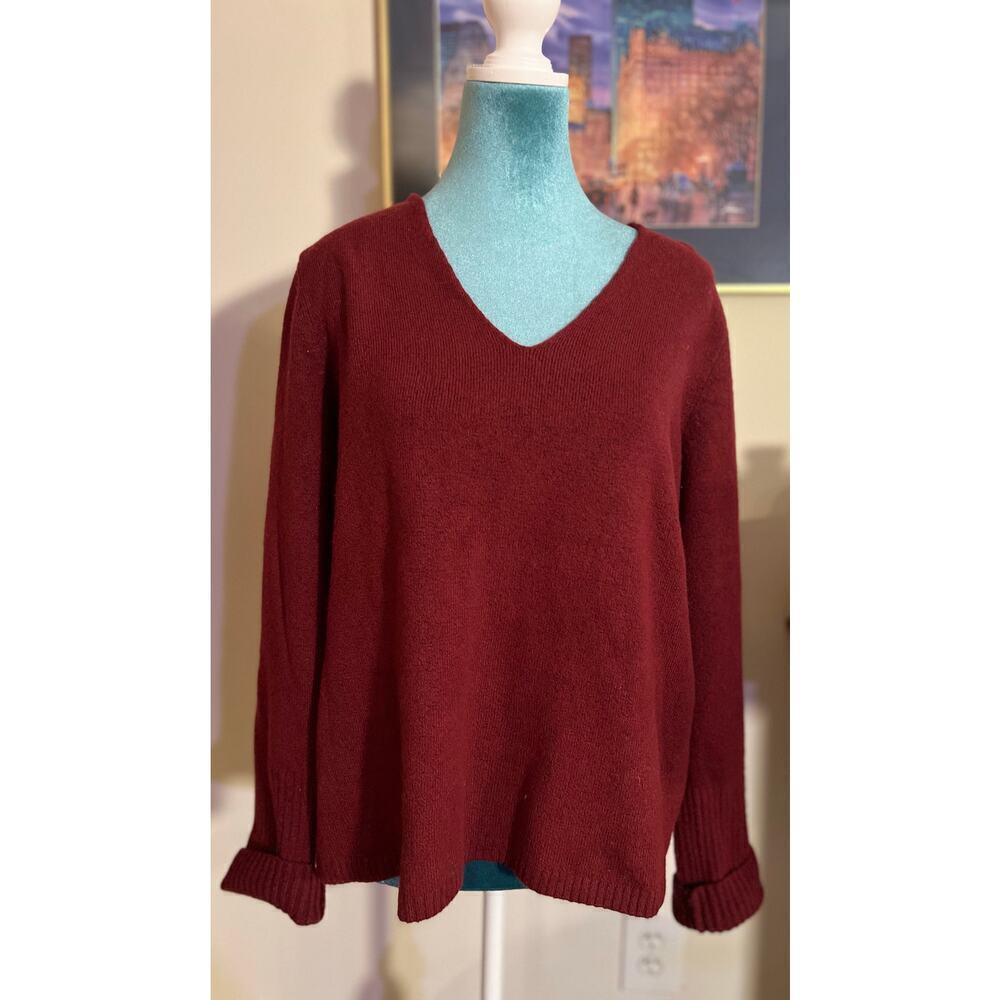 Treasure and bond
Maroon V-neck sweater
Size medium